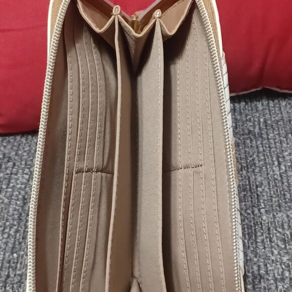 RELIC Cream, Brown, Blue Chevron Zip-Around Wallet Wristlet - Picture 4 of 4